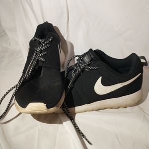 Nike Tanjun Running Shoes Women Size 9